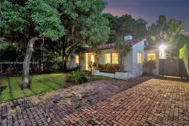 view of front of home featuring a yard