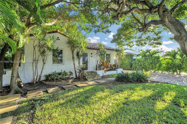 view of front of property with a front yard