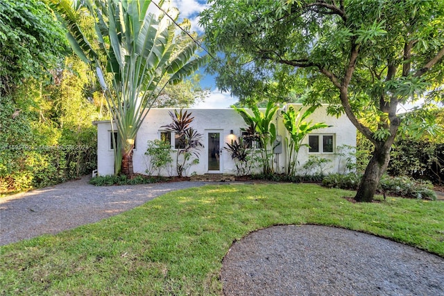 view of front of house featuring a front yard