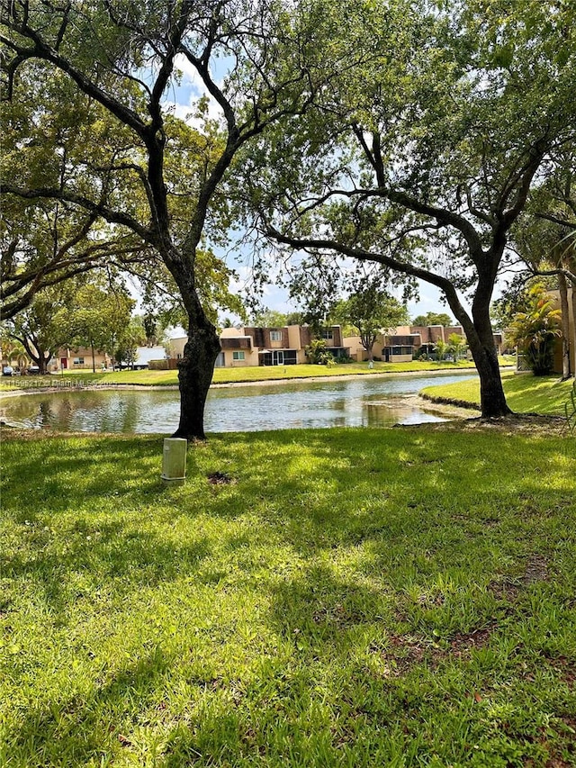 view of yard featuring a water view