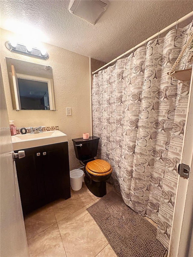 full bath featuring visible vents, a shower with curtain, a textured ceiling, vanity, and a textured wall