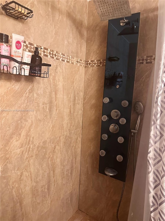 interior details with a shower with curtain