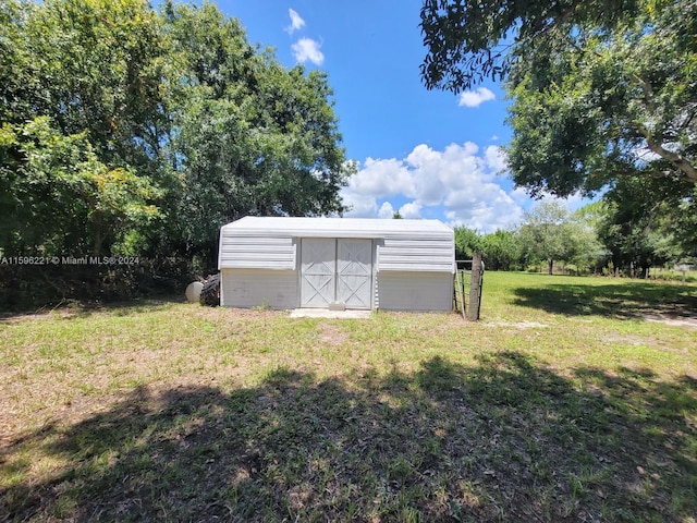 view of outdoor structure with a yard