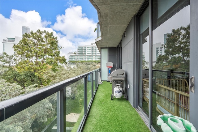 balcony featuring a grill