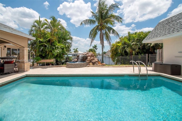 view of swimming pool