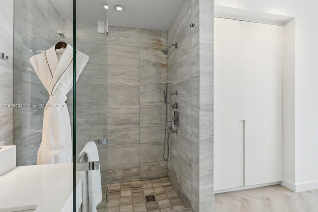 bathroom featuring a tile shower