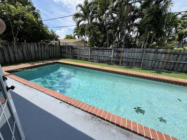 view of swimming pool