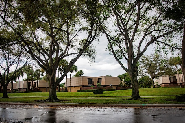 exterior space featuring a lawn