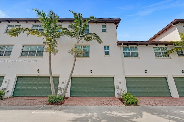 view of front facade with a garage