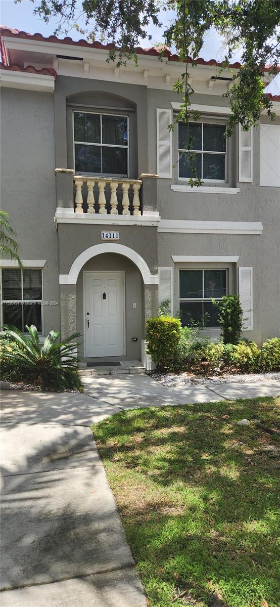 view of front of home featuring a balcony