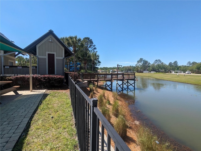 view of yard featuring a water view