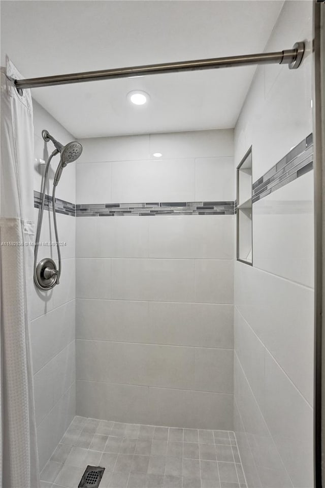 bathroom featuring a shower with shower curtain