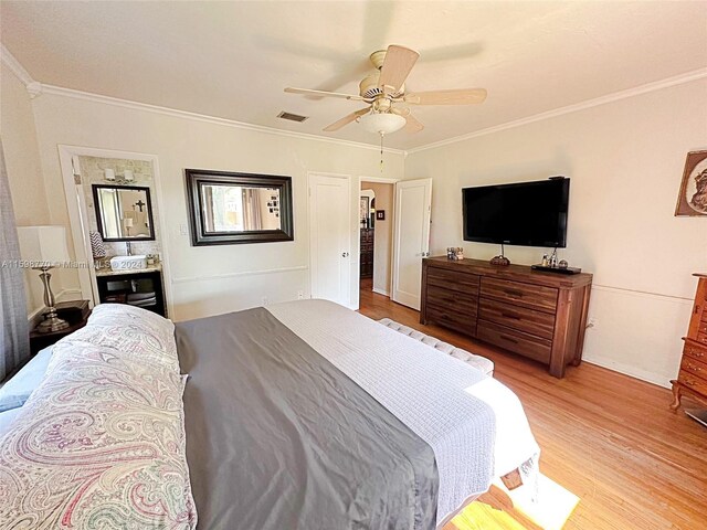 bedroom featuring crown molding, ceiling fan, light hardwood / wood-style floors, and a closet