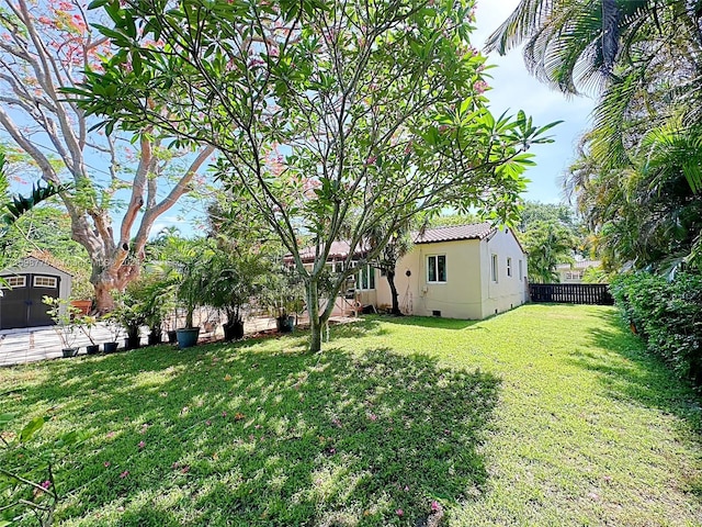 view of yard with a storage shed