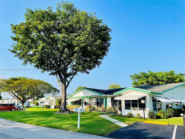 single story home with a front yard