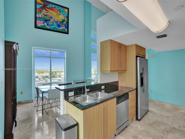 kitchen featuring sink, stainless steel appliances, and kitchen peninsula