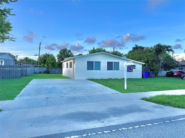 view of front of property featuring a front yard