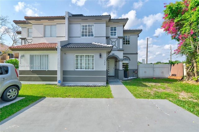 view of front facade featuring a front yard