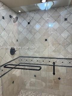 bathroom featuring a tile shower