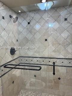 full bathroom featuring a tile shower