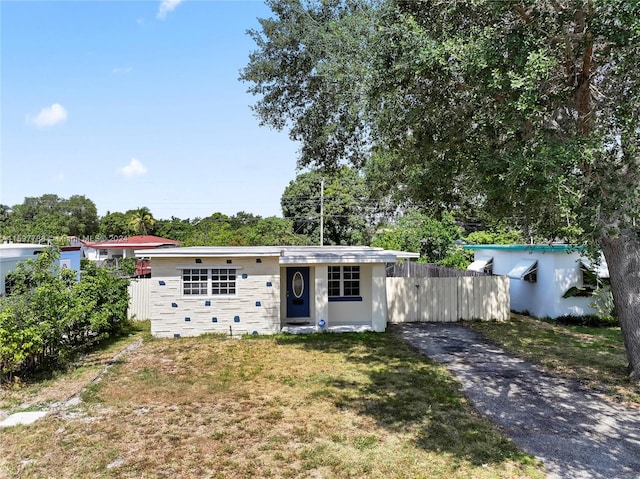 view of front facade with a front yard