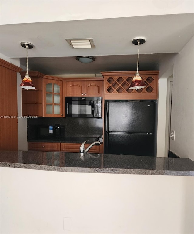 kitchen featuring decorative light fixtures, sink, black appliances, and decorative backsplash