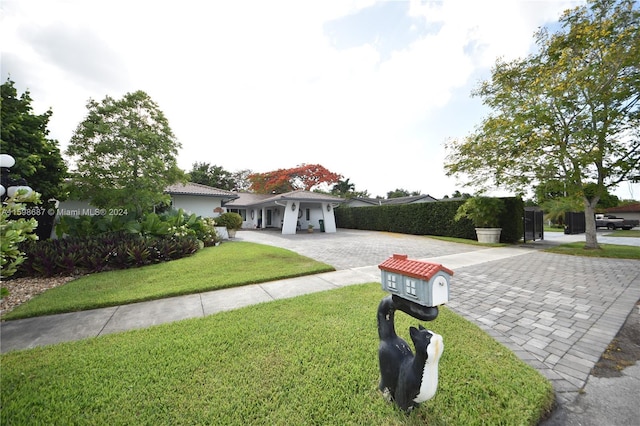 view of front of property featuring a front lawn