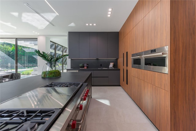 kitchen with decorative backsplash and stainless steel appliances