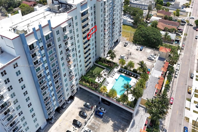aerial view of a pool area and apartment complex / building