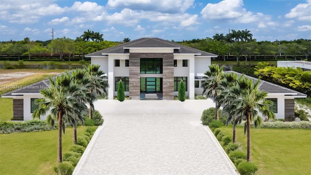 view of front of home featuring a front yard