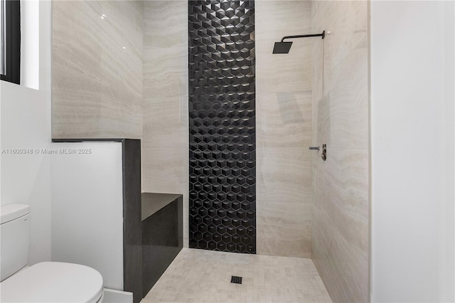 bathroom with toilet and tiled shower