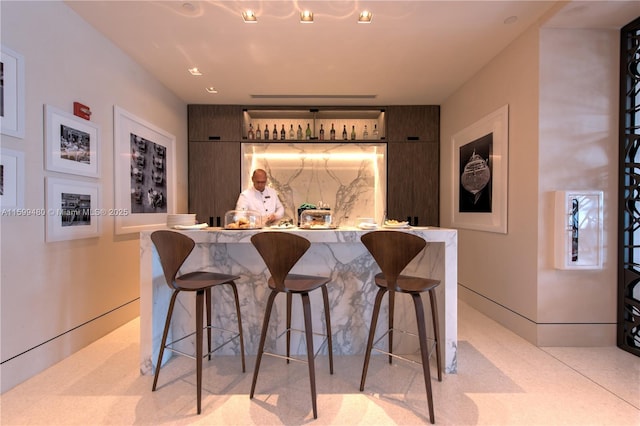 bar featuring bar area and baseboards