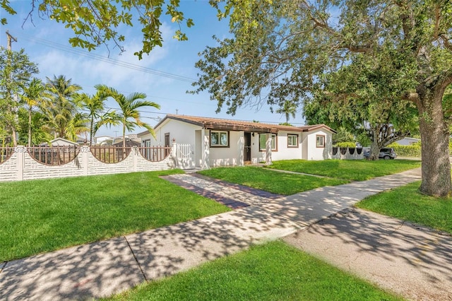 ranch-style house featuring a front yard