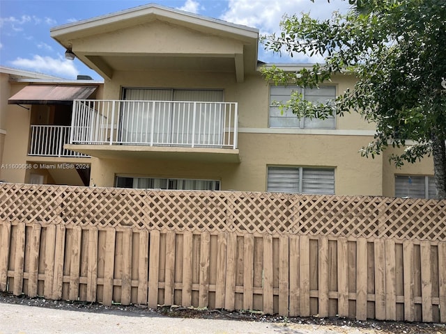 view of front of property featuring a balcony