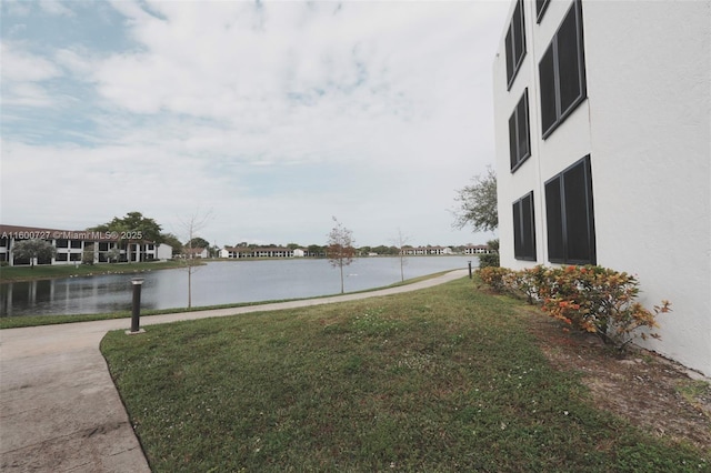 view of yard featuring a water view