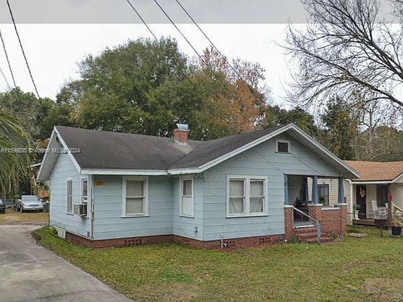 view of front of house with a front lawn