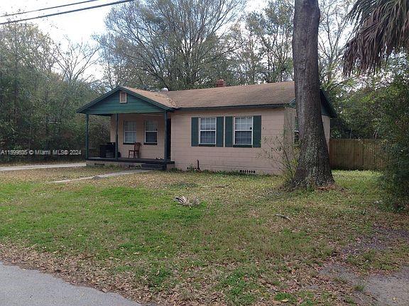 view of front of property featuring a front lawn and covered porch