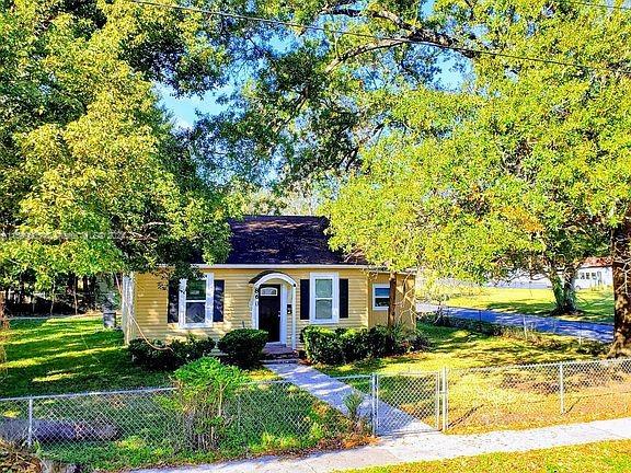 view of front of property featuring a front yard