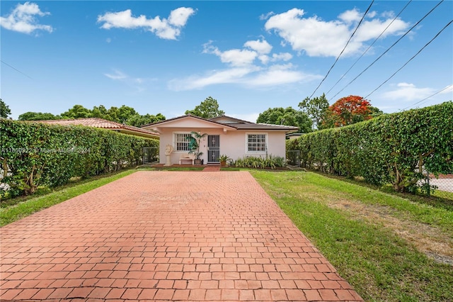 view of front of property with a front yard