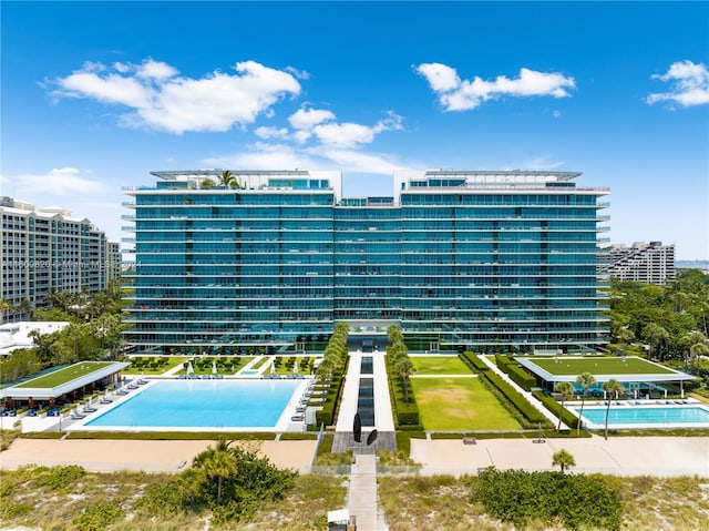 view of swimming pool