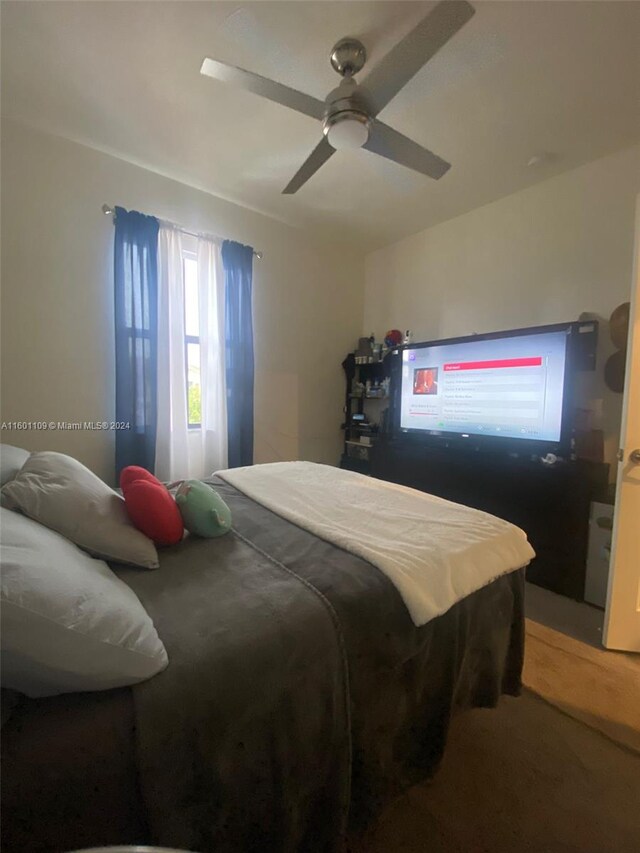 bedroom featuring ceiling fan