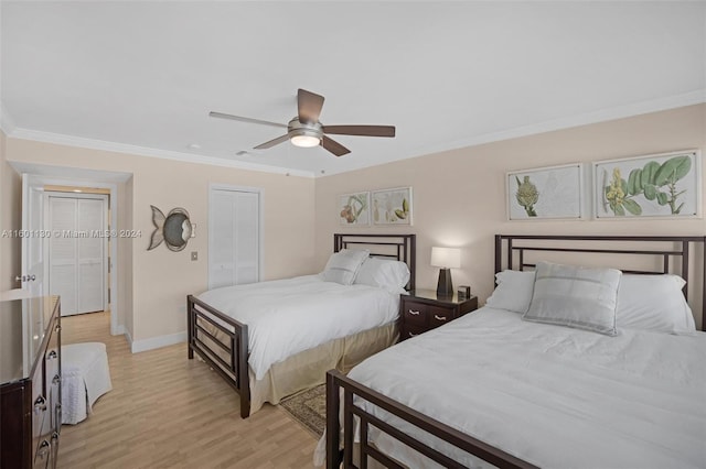 bedroom featuring a closet, ceiling fan, crown molding, and light hardwood / wood-style floors