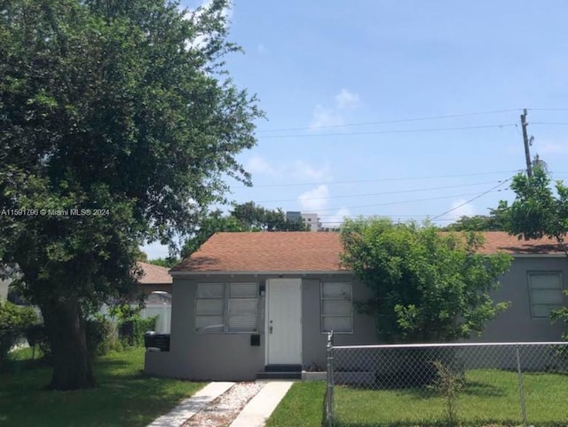 view of front of property with a front yard