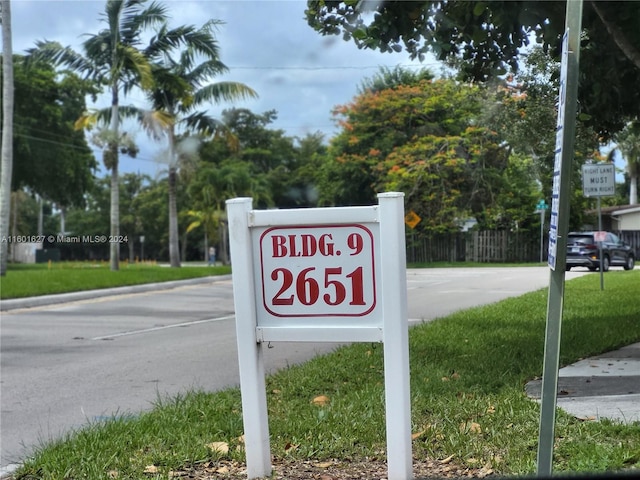 community / neighborhood sign featuring a lawn