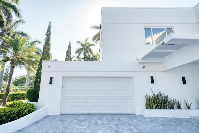 view of front facade featuring a garage