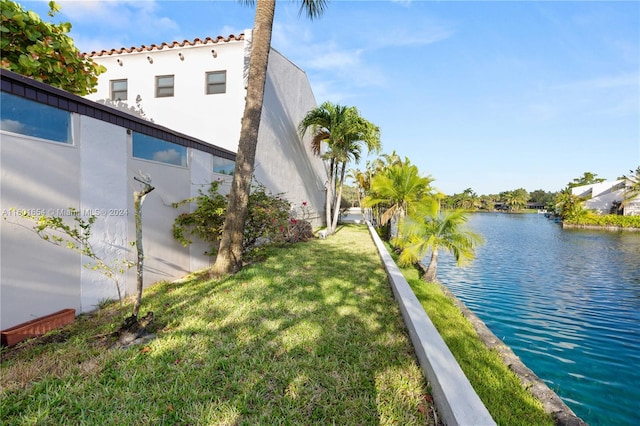 view of yard featuring a water view