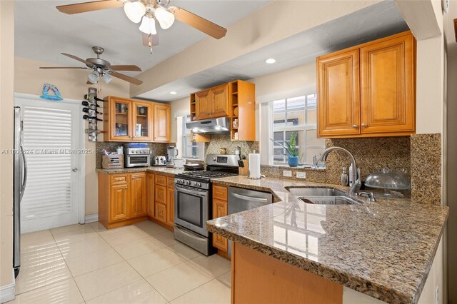 dining room featuring crown molding, light tile patterned flooring, sink, and ceiling fan