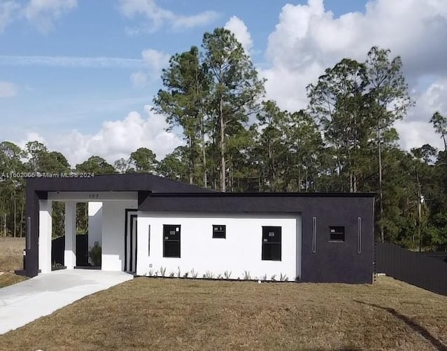 view of front of house featuring a front yard