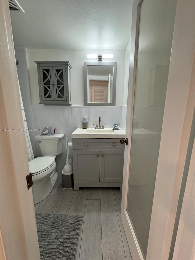 bathroom featuring a shower with curtain, vanity, and toilet