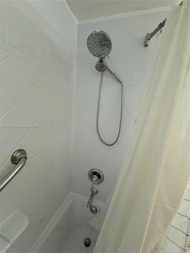 bathroom featuring shower / bath combo